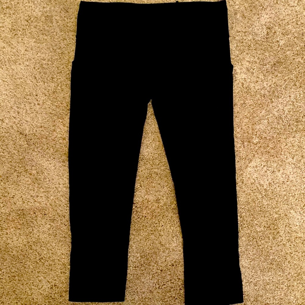 Women’s size 6 Lululemon cropped leggings. Worn one time.